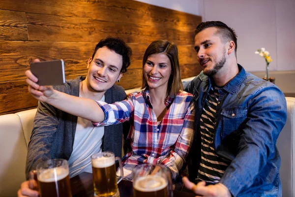 Vrienden nemen selfie op restaurant — Stockfoto