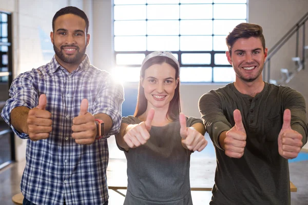 Kollegen gestikulieren im Büro mit dem Daumen nach oben — Stockfoto