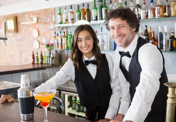 Retrato de garçom e garçonete sorrindo — Fotografia de Stock