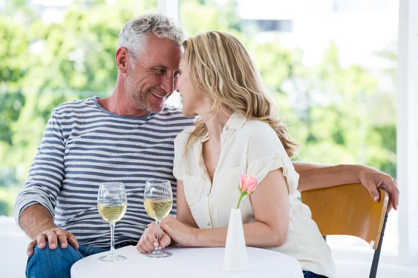 Зрелая пара с белым вином — стоковое фото