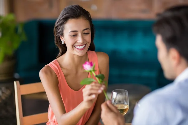 Мужчина дарит женщине красную розу — стоковое фото