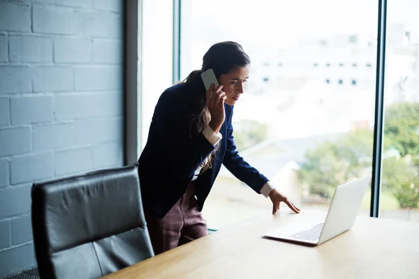 Kvinna pratar på mobiltelefon — Stockfoto