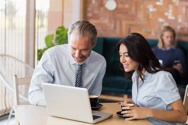 Hombre y mujer usando un portátil durante la reunión — Foto de Stock