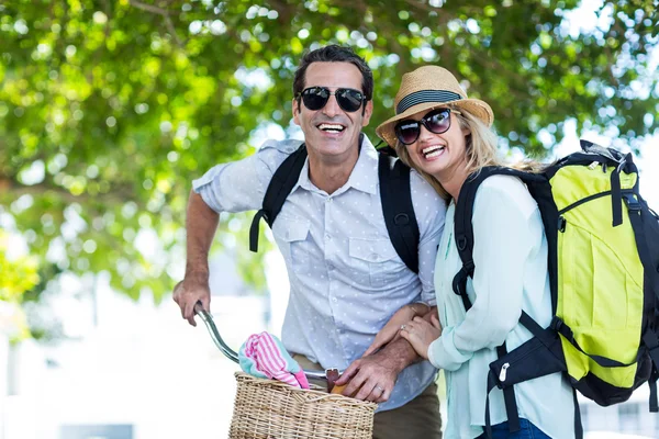 Coppia allegra con bicicletta — Foto Stock