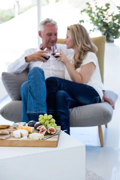 Casal tostando vinho tinto — Fotografia de Stock