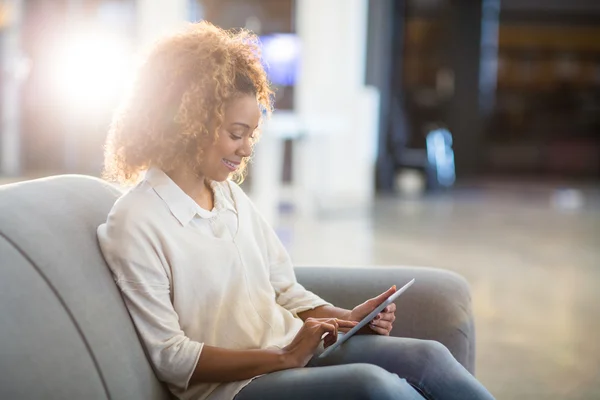 Femme utilisant une tablette numérique — Photo