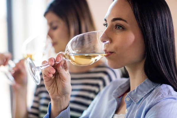 Junge Frau trinkt Wein — Stockfoto