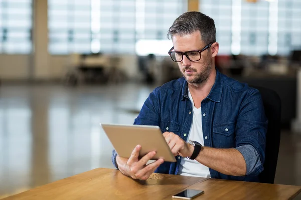 Focused man using digital tablet — Stock Photo, Image