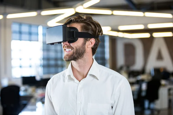 Hombre de negocios utilizando simulador de realidad virtual —  Fotos de Stock
