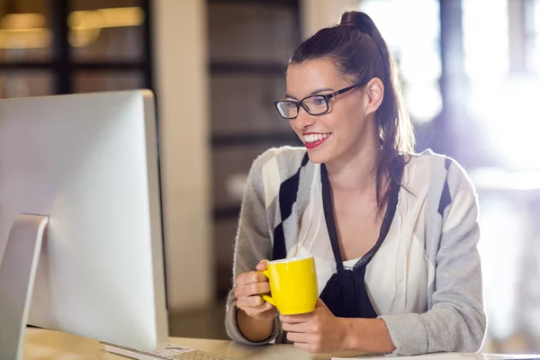 Kvinnan tittar på en dator i office — Stockfoto