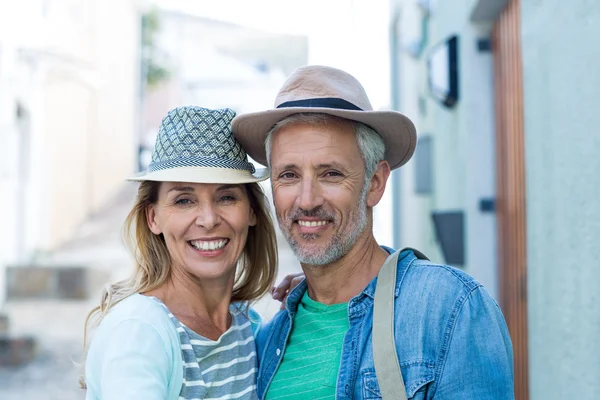 Feliz pareja madura por la construcción — Foto de Stock