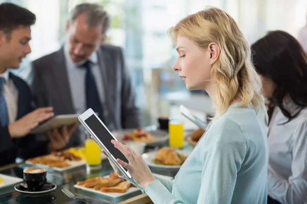 Vrouw die digitale tablet gebruikt — Stockfoto