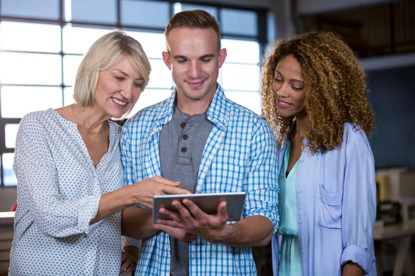 Glimlachende zakenmensen bespreken — Stockfoto