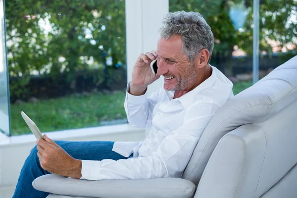 Homme parlant au téléphone — Photo