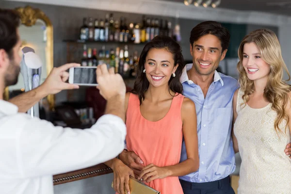 Hombre tomando fotos de sus amigos — Foto de Stock