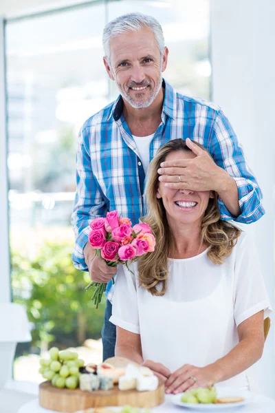 Homem cobrindo olhos de esposa — Fotografia de Stock