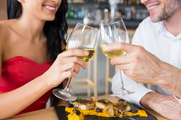 Couple toasting glasses of champagne — Stock Photo, Image