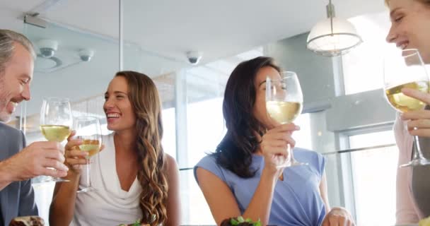 Cuatro personas tintineando vasos — Vídeos de Stock