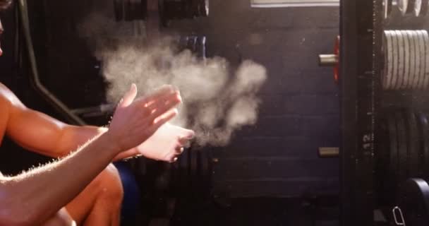 Homme époussetant ses mains avec de la poudre de craie — Video