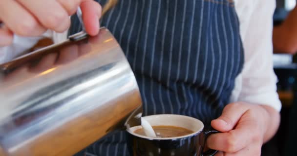 Kellnerin bereitet Milchkaffee zu — Stockvideo
