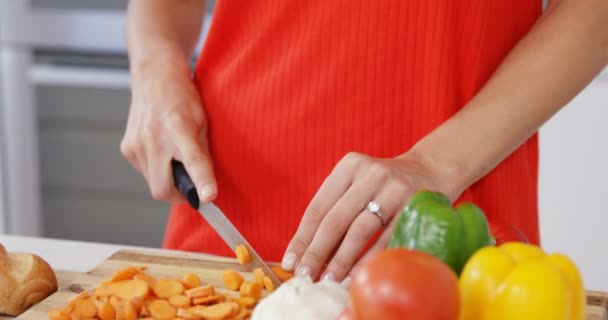 Rubia preparación verduras — Vídeos de Stock