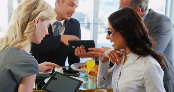 Affärsmän och kvinnor använder tablet — Stockvideo