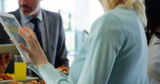 Mujer y hombres de negocios usando tableta — Vídeos de Stock