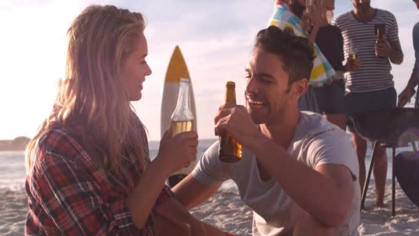 Casal bebendo uma cerveja na praia — Vídeo de Stock