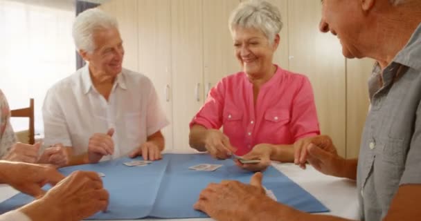 Amigos mayores felices jugando a las cartas — Vídeo de stock