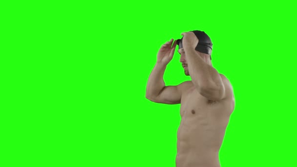 Schwimmer setzt seine Schwimmbrille auf — Stockvideo