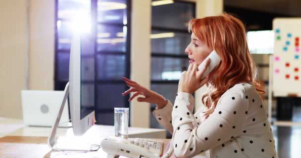 Mujer de negocios hablando por teléfono — Vídeos de Stock