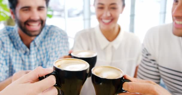 Amigos tendo cafecino no restaurante — Vídeo de Stock