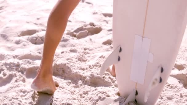 Surfista andando com sua prancha — Vídeo de Stock
