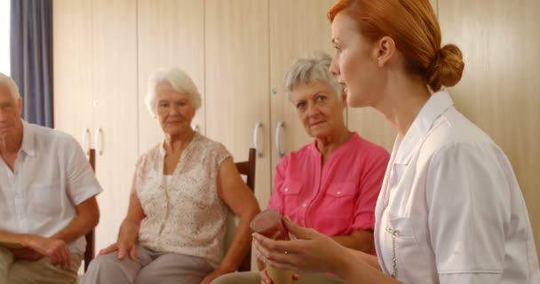 Terapeuta hablando con personas mayores — Vídeos de Stock