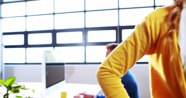 Hermosa mujer sonriendo a la cámara — Vídeos de Stock