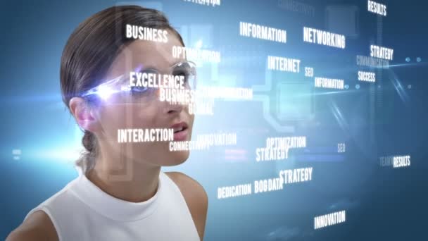 Mujer sonriente está usando gafas futuristas — Vídeos de Stock