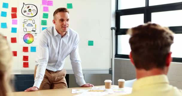 Empresário interagindo com colegas de trabalho — Vídeo de Stock