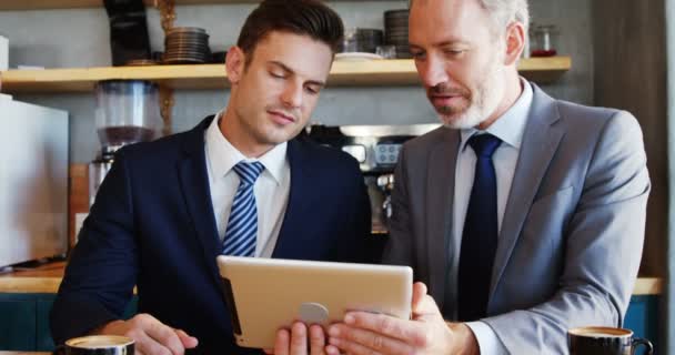 Duas pessoas a ver o tablet — Vídeo de Stock