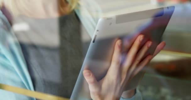 Vrouw die digitale tablet gebruikt — Stockvideo