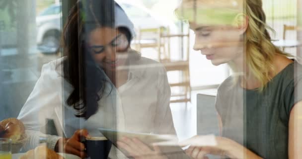 Dos mujeres viendo una tableta — Vídeo de stock