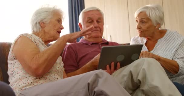 Senior vrienden met een digitaal tablet — Stockvideo