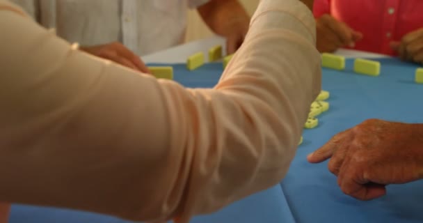 年长一点的朋友玩多米诺骨牌中段 — 图库视频影像