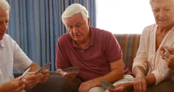 Amigos seniores jogando cartas — Vídeo de Stock