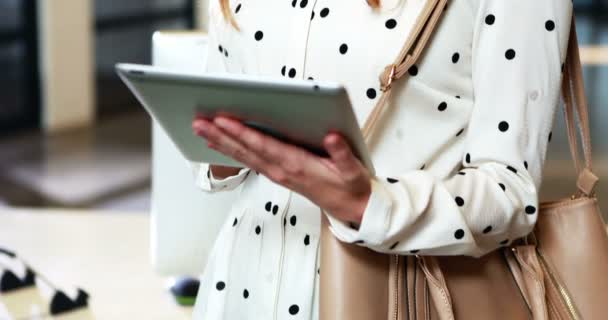 Mulher de negócios usando tablet digital — Vídeo de Stock