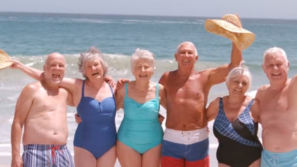 Amigos seniores posando e sorrindo na praia — Vídeo de Stock