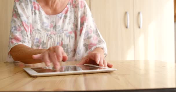 Seniorin mit digitalem Tablet — Stockvideo