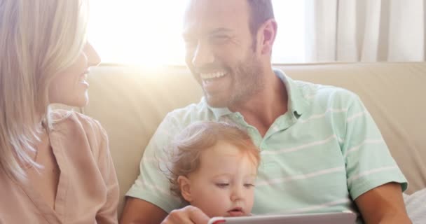 Pai e mãe mostrando tablet para filho — Vídeo de Stock