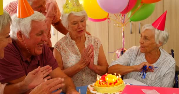 Starszy kobieta obchodzi urodziny z przyjaciółmi — Wideo stockowe