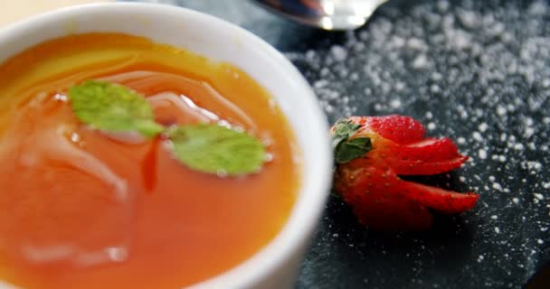 Mango pudding in bowl at restaurant — Stock Video