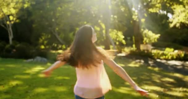 Portret van de jonge vrouw genieten in park — Stockvideo